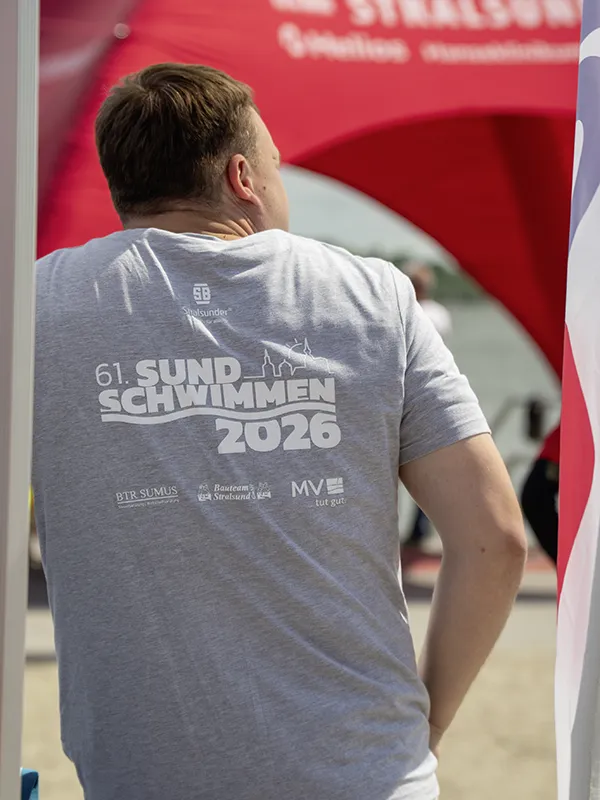Helfer des Sundschwimmen blickt vor den Ziel auf die ankommenden Teilnehmer.